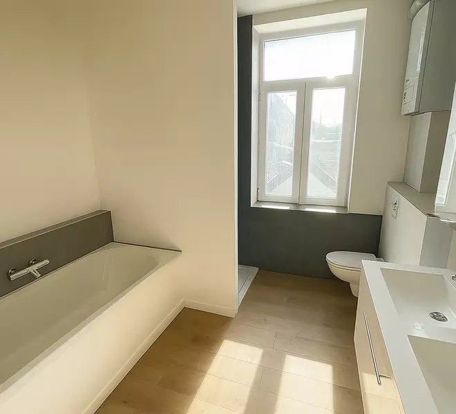badkamer met bad en douche